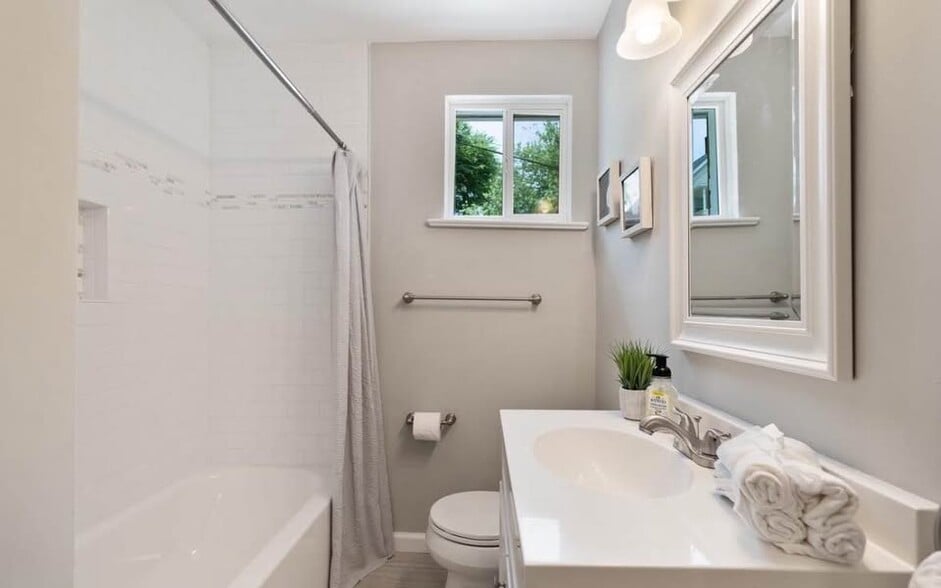full-size bath - 1212 Clovis Ave