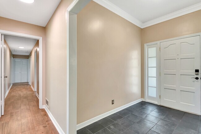 Building Photo - 119 Rio Pinar Dr