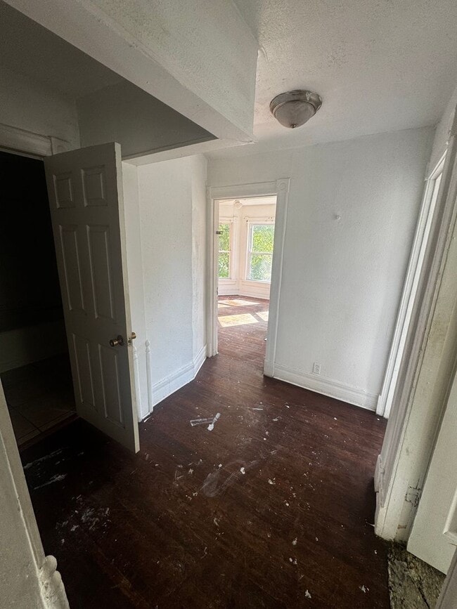 Building Photo - 5 Bedroom 2 bath