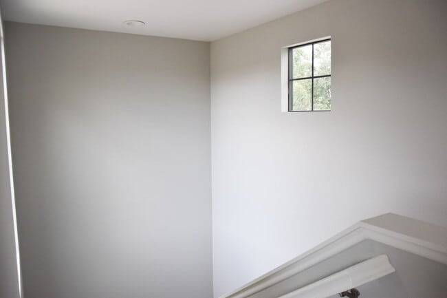 Building Photo - 507 W Maple Ave