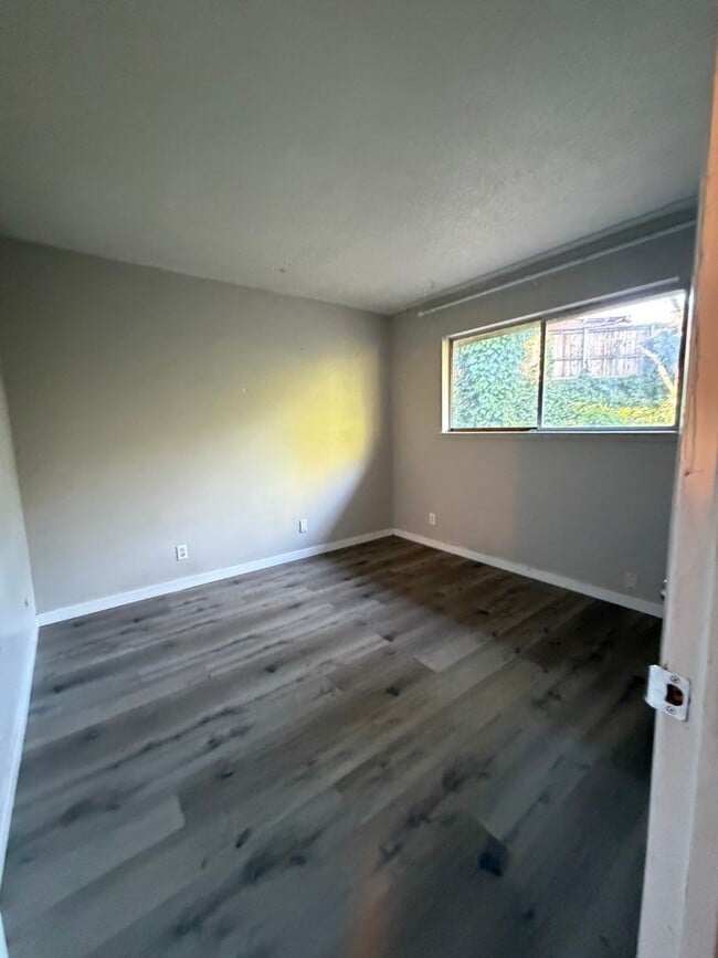 Building Photo - 3 bedroom 1 bath duplex