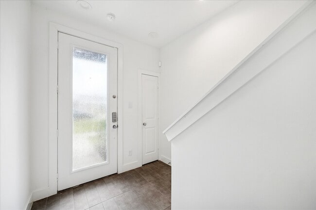 Building Photo - 2612 Bastrop St