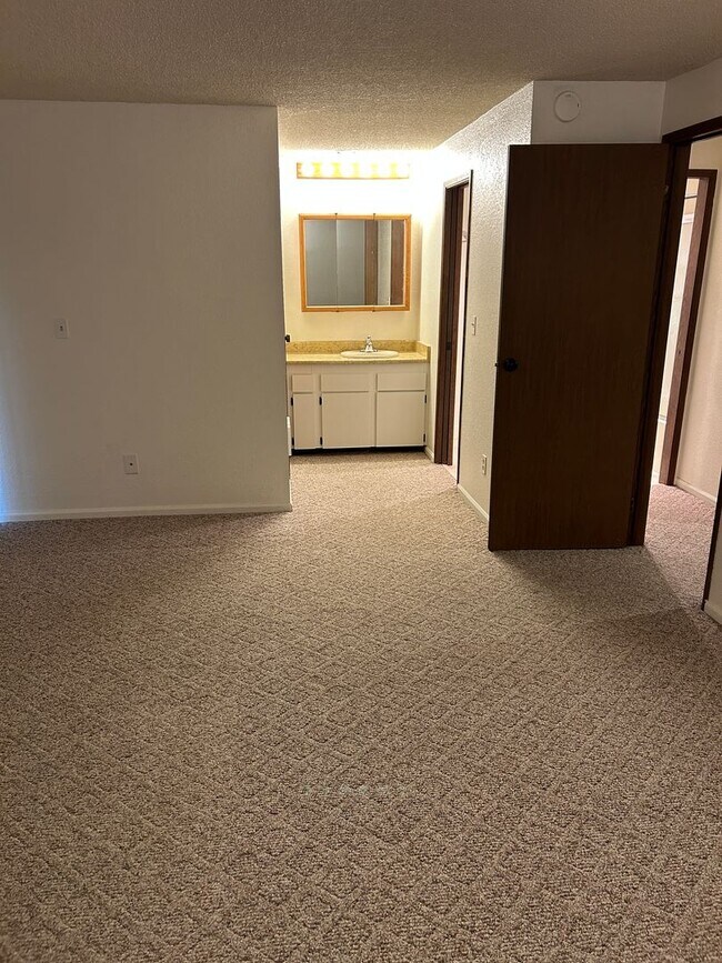 Building Photo - 2bd/1.5ba Tukwila Townhome