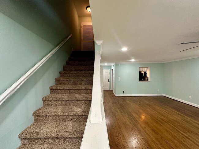 Building Photo - Beautifully Updated Townhome in the Heart of Clemson