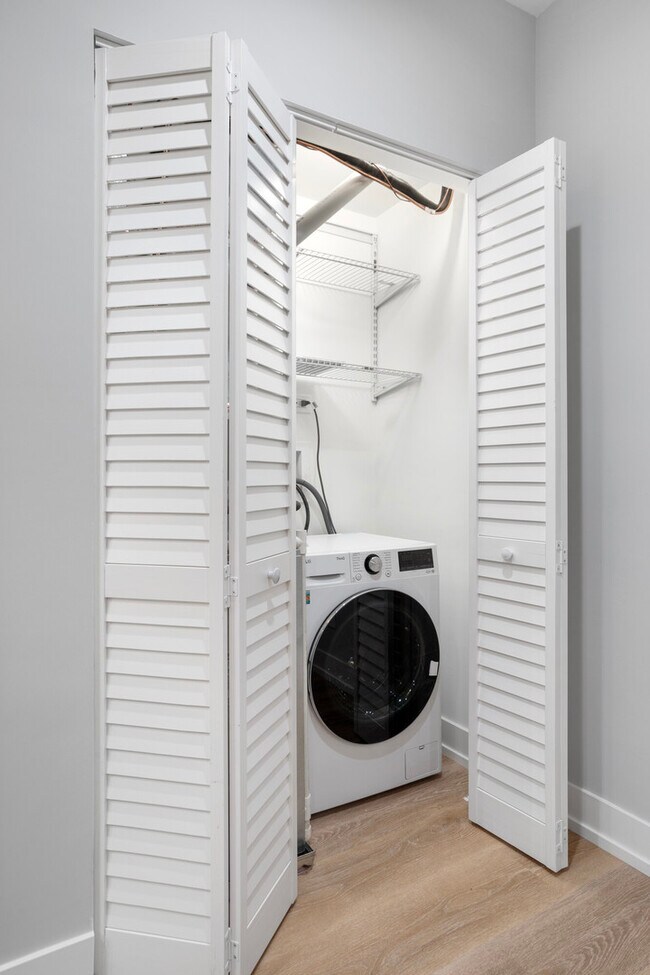 Building Photo - 1552 W Juneway Terrace