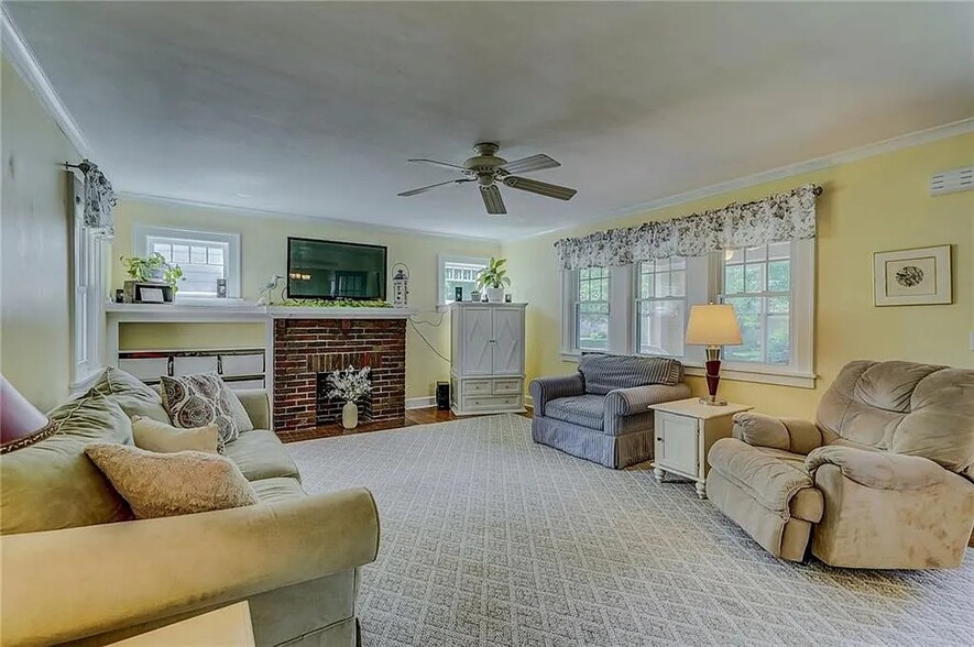 Living room - 77 Hartsdale Rd