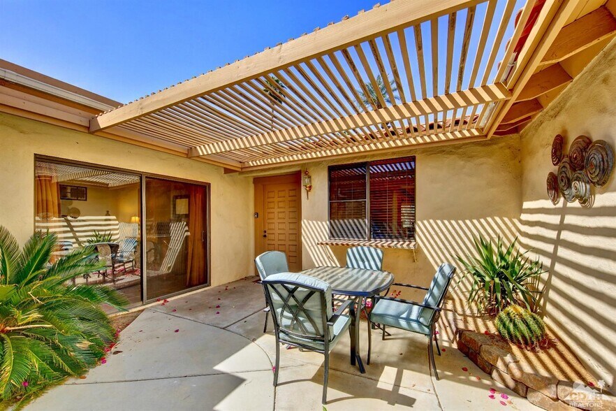 Courtyard - 203 Serena Dr