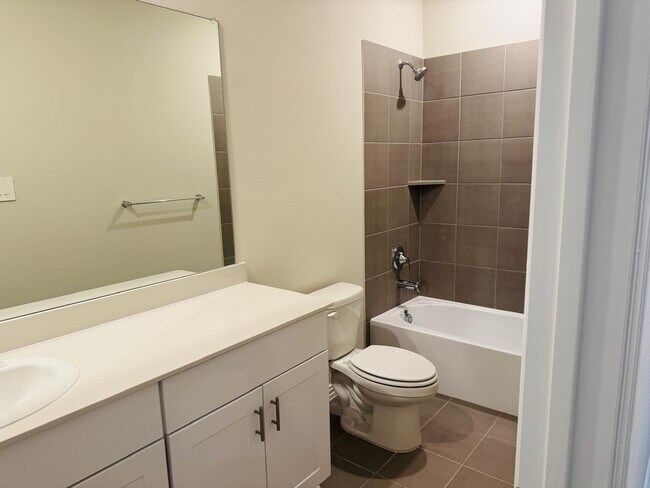 Building Photo - 801 Easthill Dr