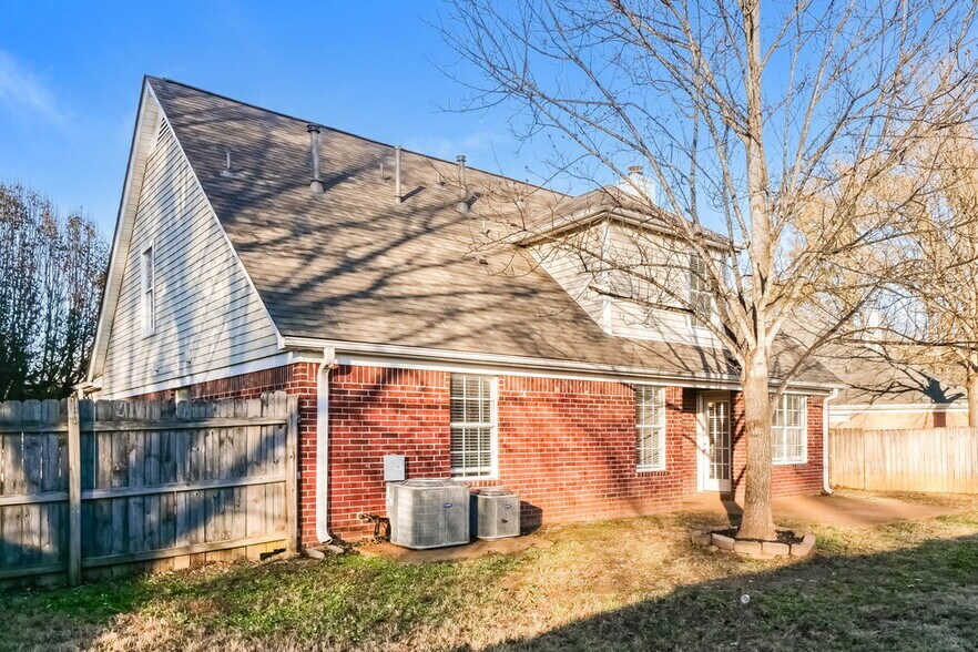 Building Photo - 2960 Woodland Ash Cove