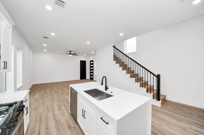 Building Photo - 3308 Hardy St