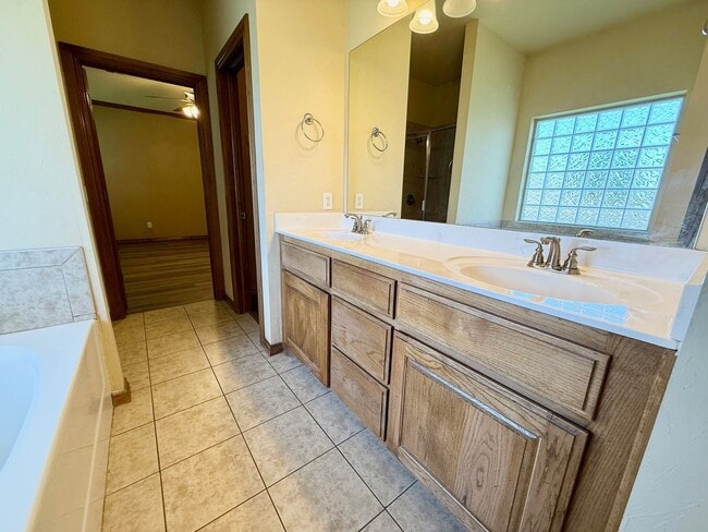 Building Photo - 4 Bed Close to OU