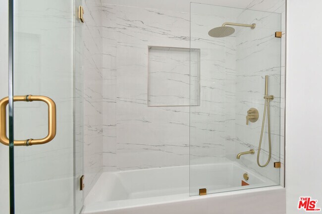 Building Photo - 26065 Farmfield Rd