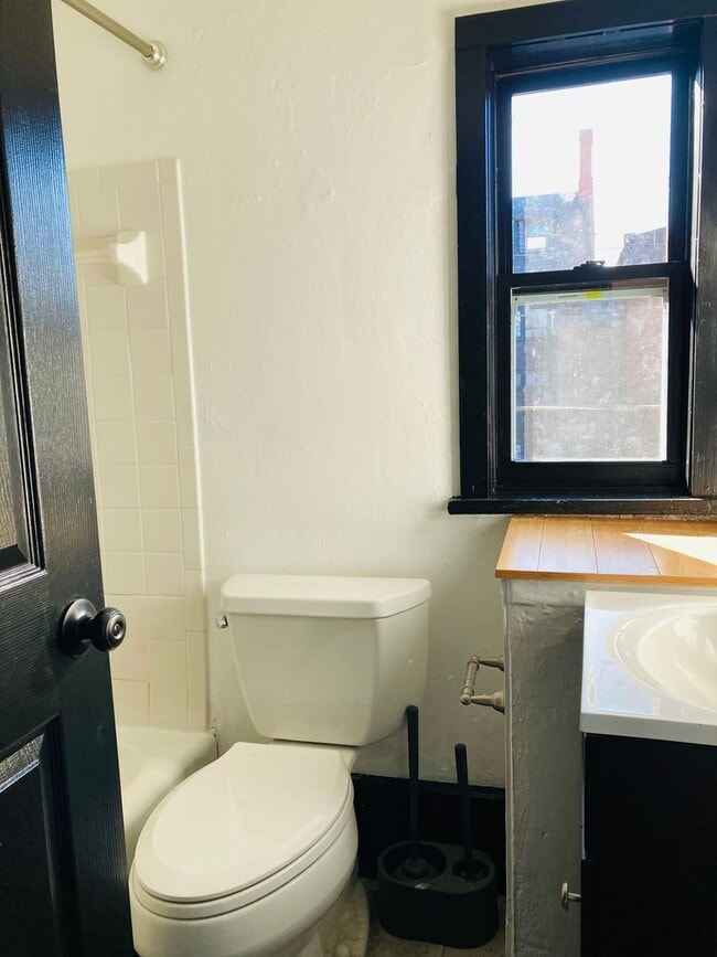 Building Photo - 922 Western Ave