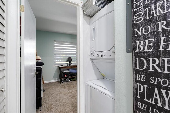 Building Photo - 2115 9th Ave W