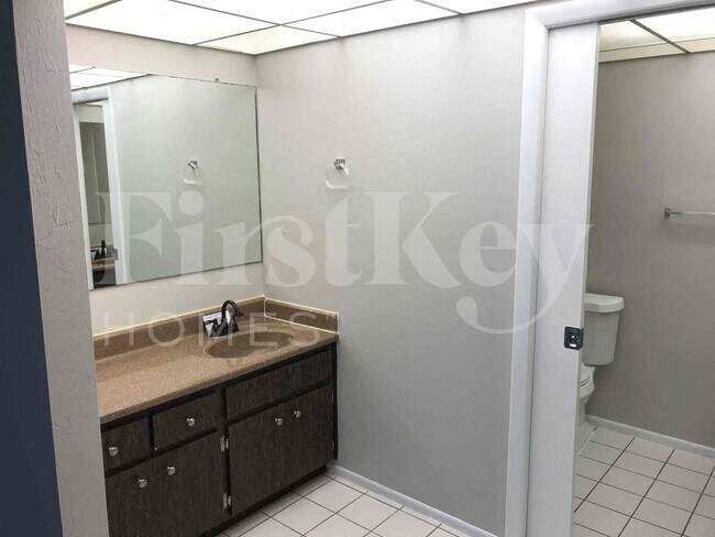 Building Photo - 3922 SE 2nd Ave