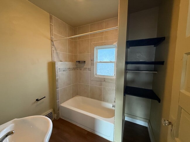 Building Photo - Two bedroom, one bathroom, pet friendly home located in Scottsbluff, NE.