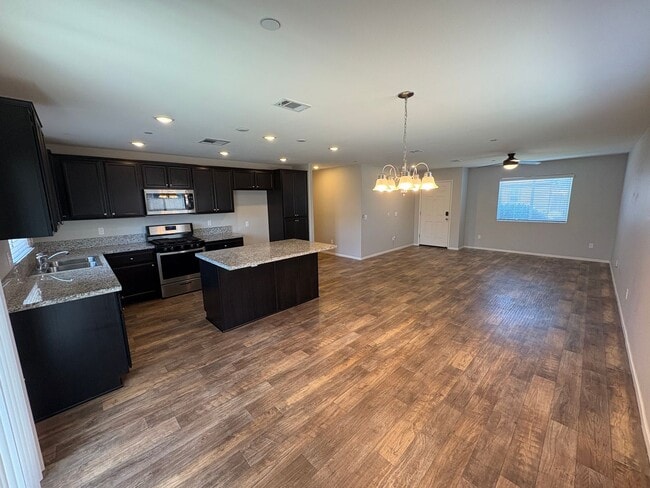 Building Photo - NW Visalia Home Available Now!