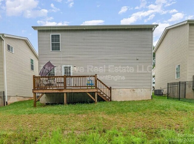 Building Photo - 1328 26th Ave NE