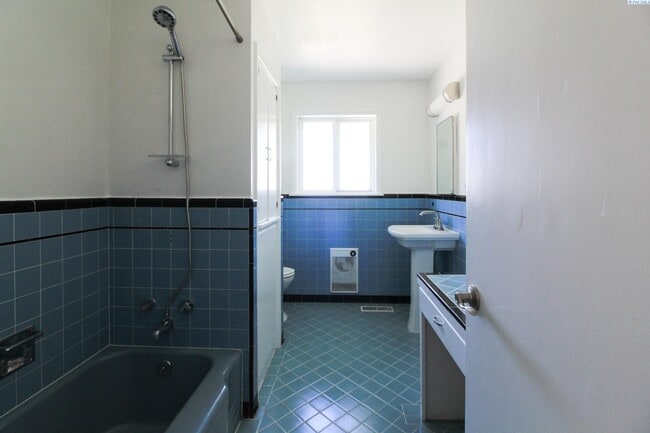 Building Photo - 4 bedroom, 3 Bath Pasco House on the River