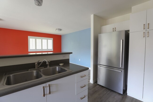 Building Photo - Rarely Available !  Beautiful 3-Bedroom Corner Unit – Pet Friendly & Spacious!