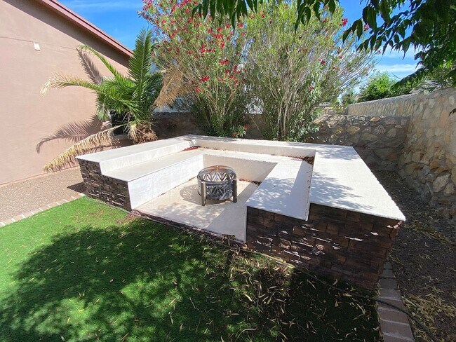 Building Photo - Northeast El Paso 3bed Refrig A/C