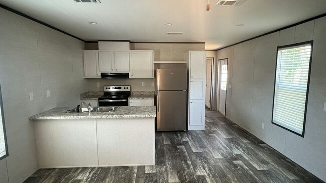 Building Photo - 96 Tower Manor Cir E