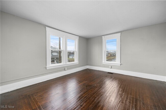 Building Photo - 1063 W 21st St