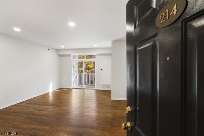 Building Photo - 50 Maple Ave