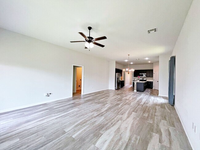 Building Photo - 4 Bedroom House in Hunters Trace