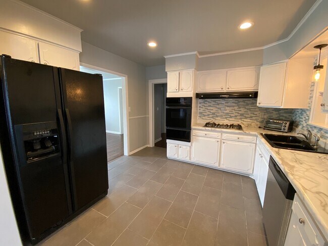 Building Photo - 4711 E 4th Pl