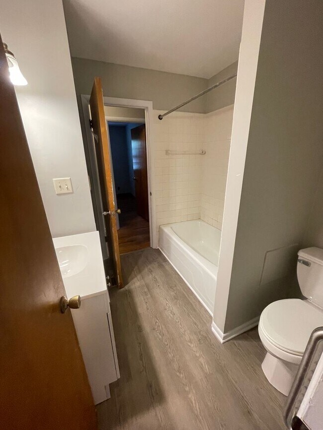 Building Photo - Three Bedroom Single Family Home in the Co...