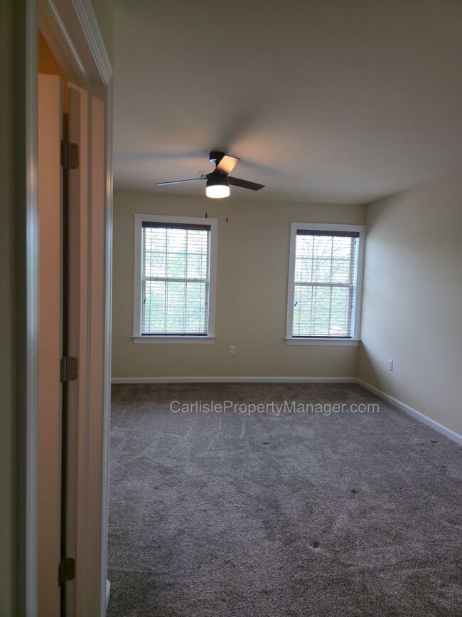 Building Photo - Duplex includes 2 car garage, laundry, pat...