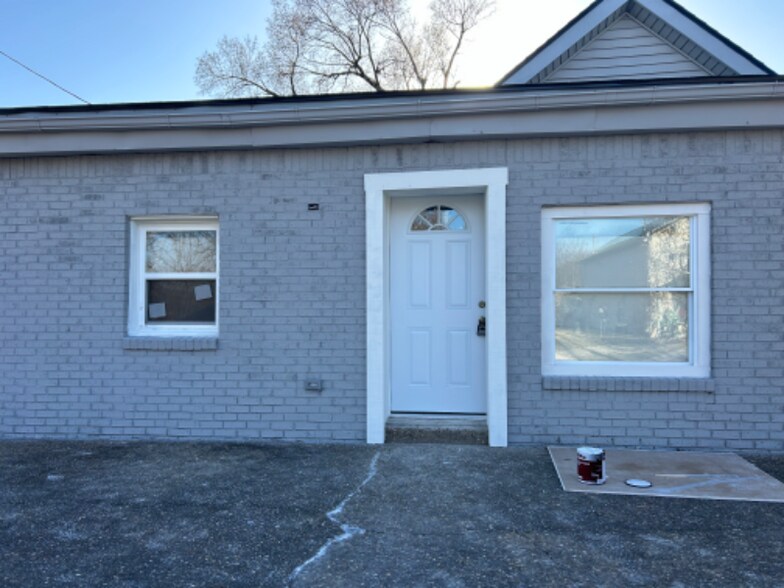 Building Photo - 811 W 8th St