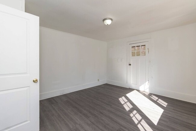 Building Photo - Three Bedroom Home!