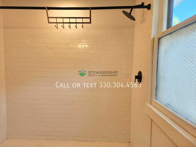 Building Photo - 687 Allyn St