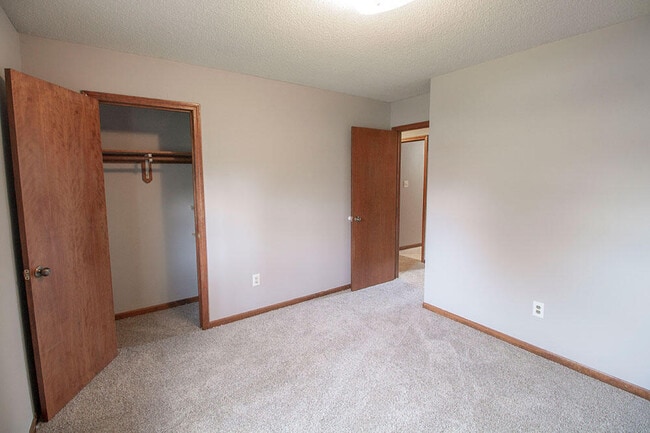 Building Photo - 2011 Bridgewater Dr