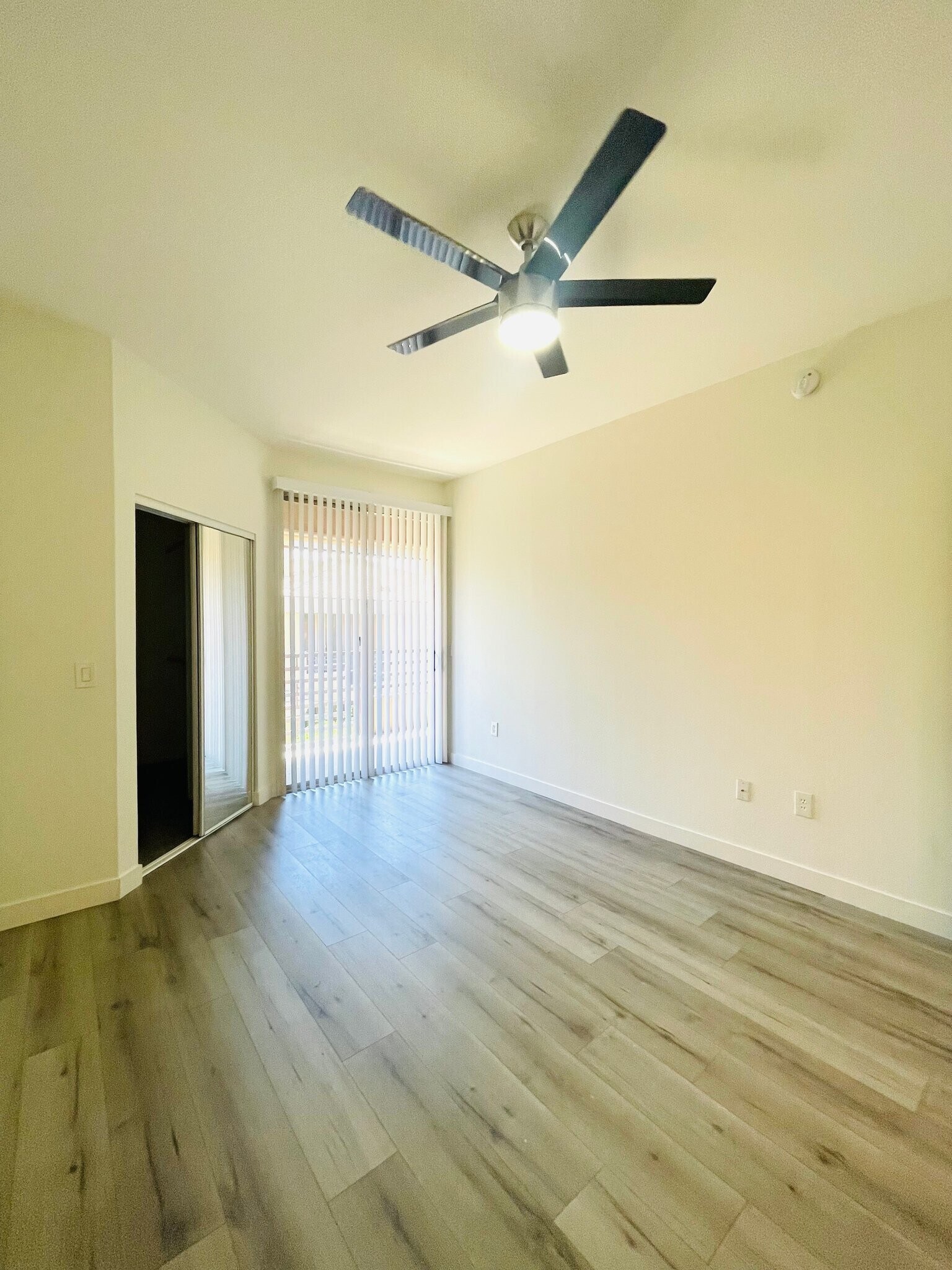 Building Photo - 1411 E Orangewood Ave