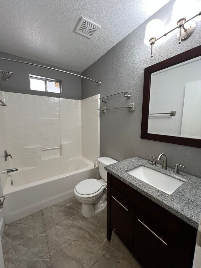 Building Photo - NICE 3 BED 2 BATH!