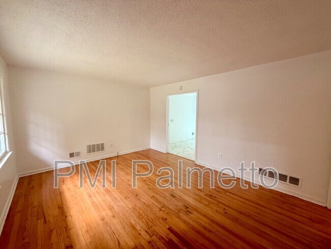 Building Photo - 1805 Carousel Cir