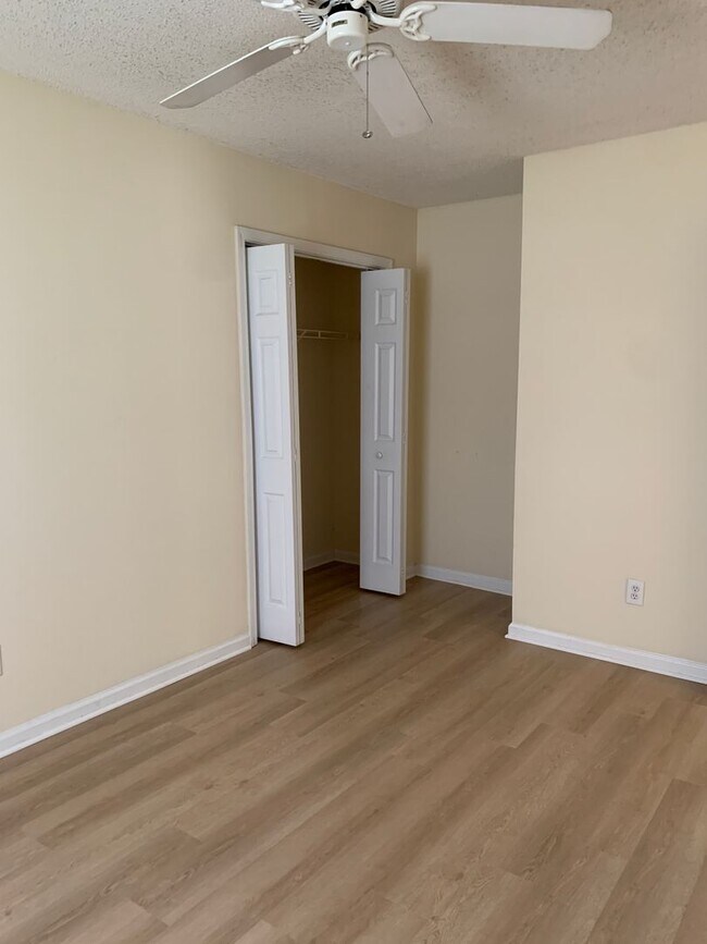 Building Photo - 3 Bedroom, 2 Bath House Available On Wesle...