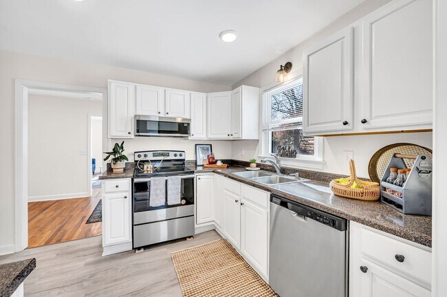 Building Photo - 3 Bed 2 Bath House w/Fenced Yard in East N...