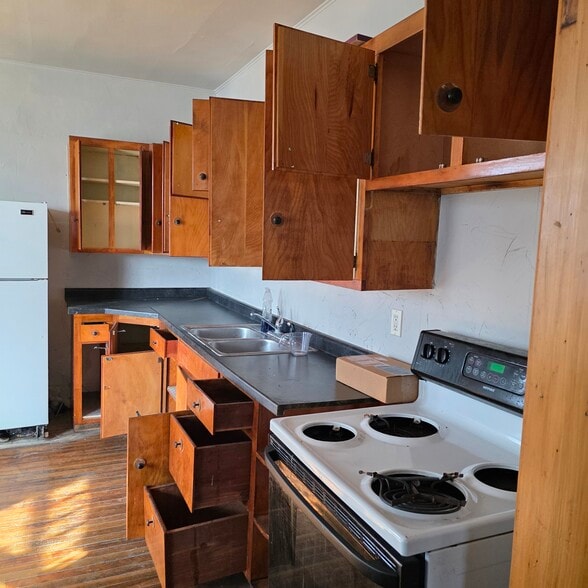 Building Photo - 384 S Hickory St