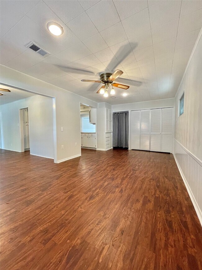 Building Photo - 1112 Southampton Dr