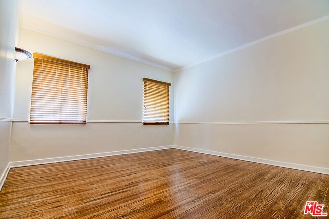 Building Photo - 1071 Cloverdale Ave