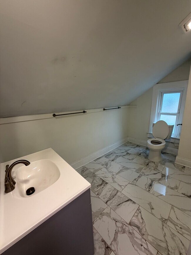 Building Photo - Spacious 3 Bed | 1.5 Bath – Prime Clintonv...
