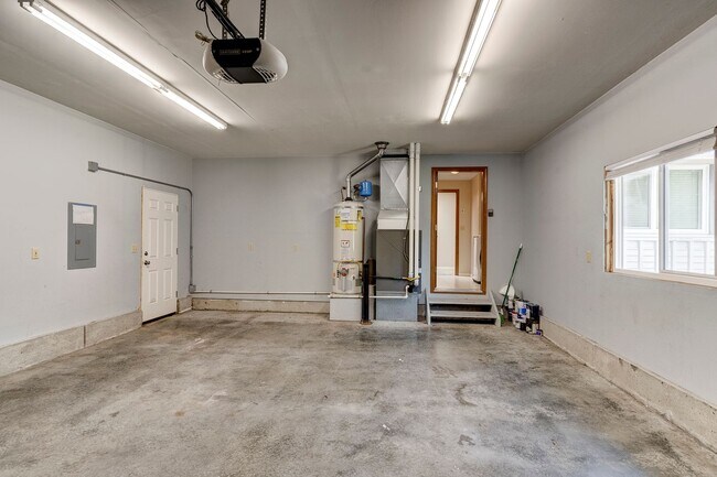 Building Photo - 3 Bed 2 Bath Home Near Town