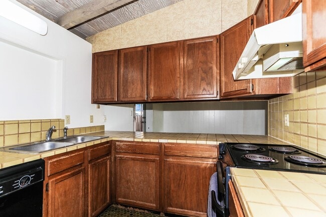 Building Photo - Hawaii Kai - Koko Head Terrace - 3 Bdrm/1.5 Bath/Carport - Single Family Home - $3,100