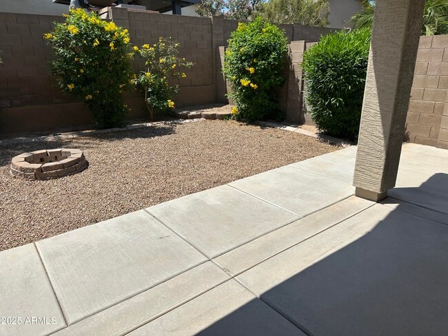 Building Photo - 2011 W Sunshine Butte Dr