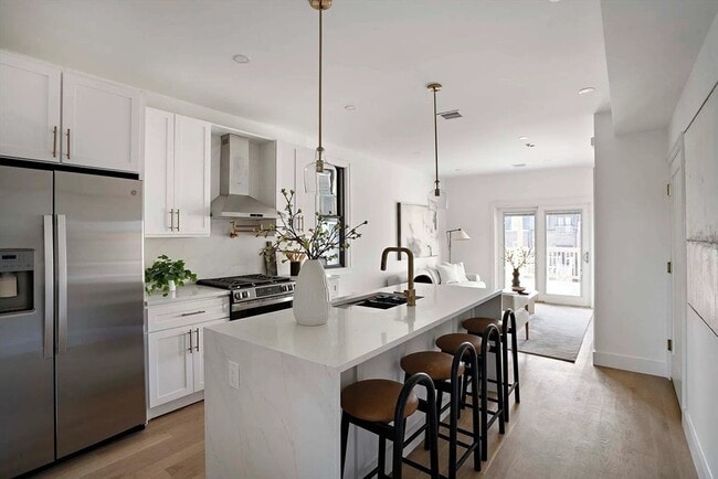 Building Photo - 98 Bennington St