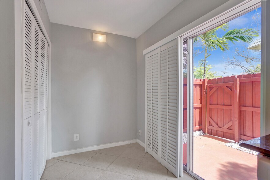 Building Photo - 12 NE 20th Ct